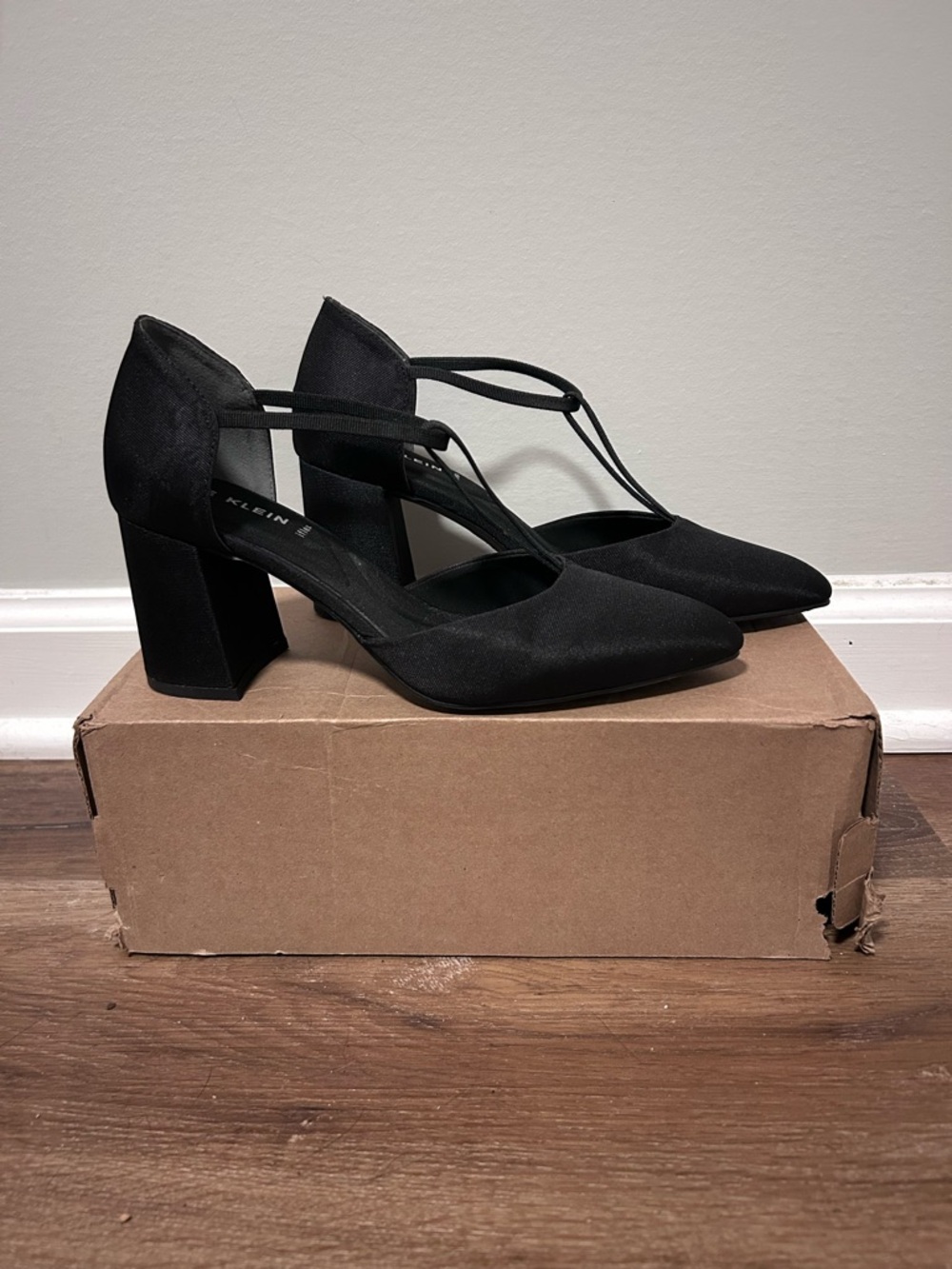Anne Klein Size 7.5 Black T-Strap Block Heel Pumps. Never worn